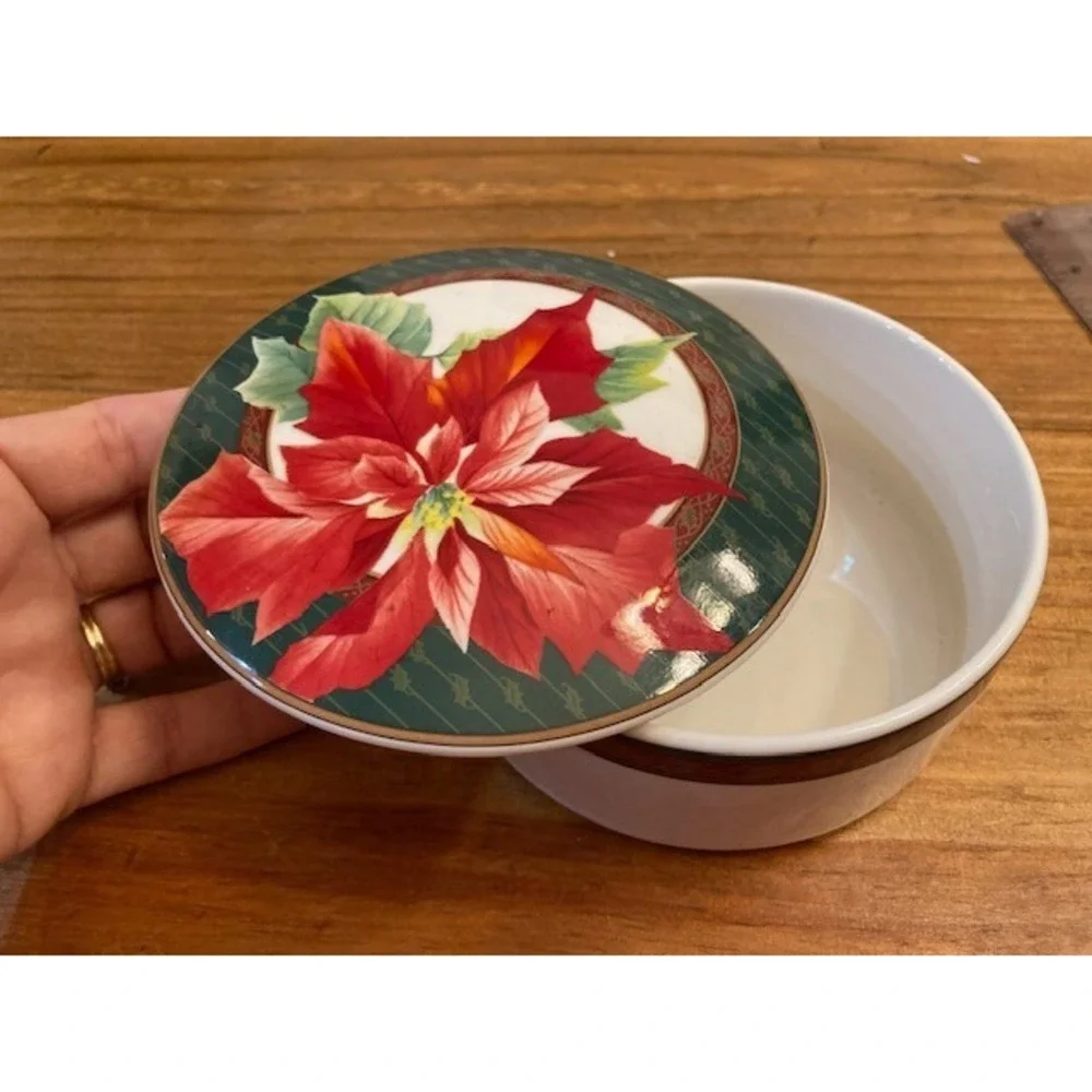 VINTAGE Mikasa Maxima Holiday Fleur Poinsettia Round‎ Trinket Box With Lid